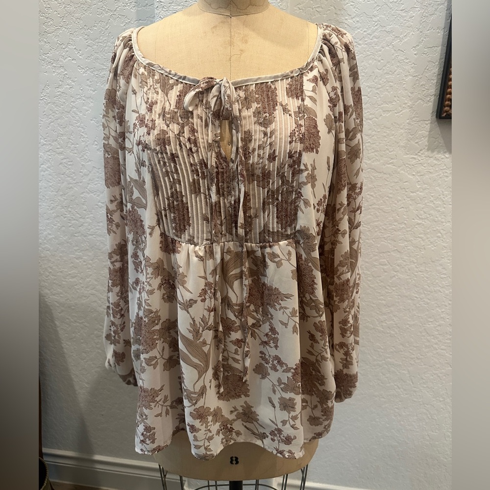 Floral Pintuck Peasant Blouse in Taupe/Cream